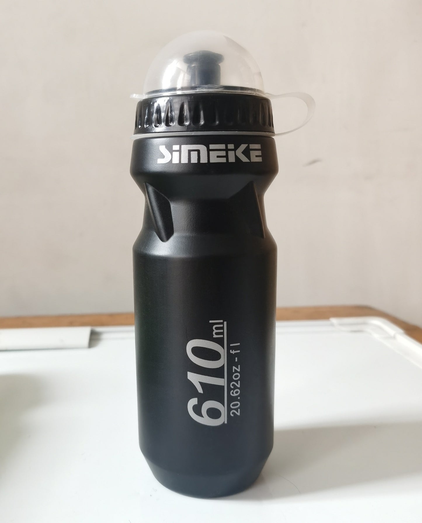 Black water bottle with 'SIMEIKE' branding on a white surface